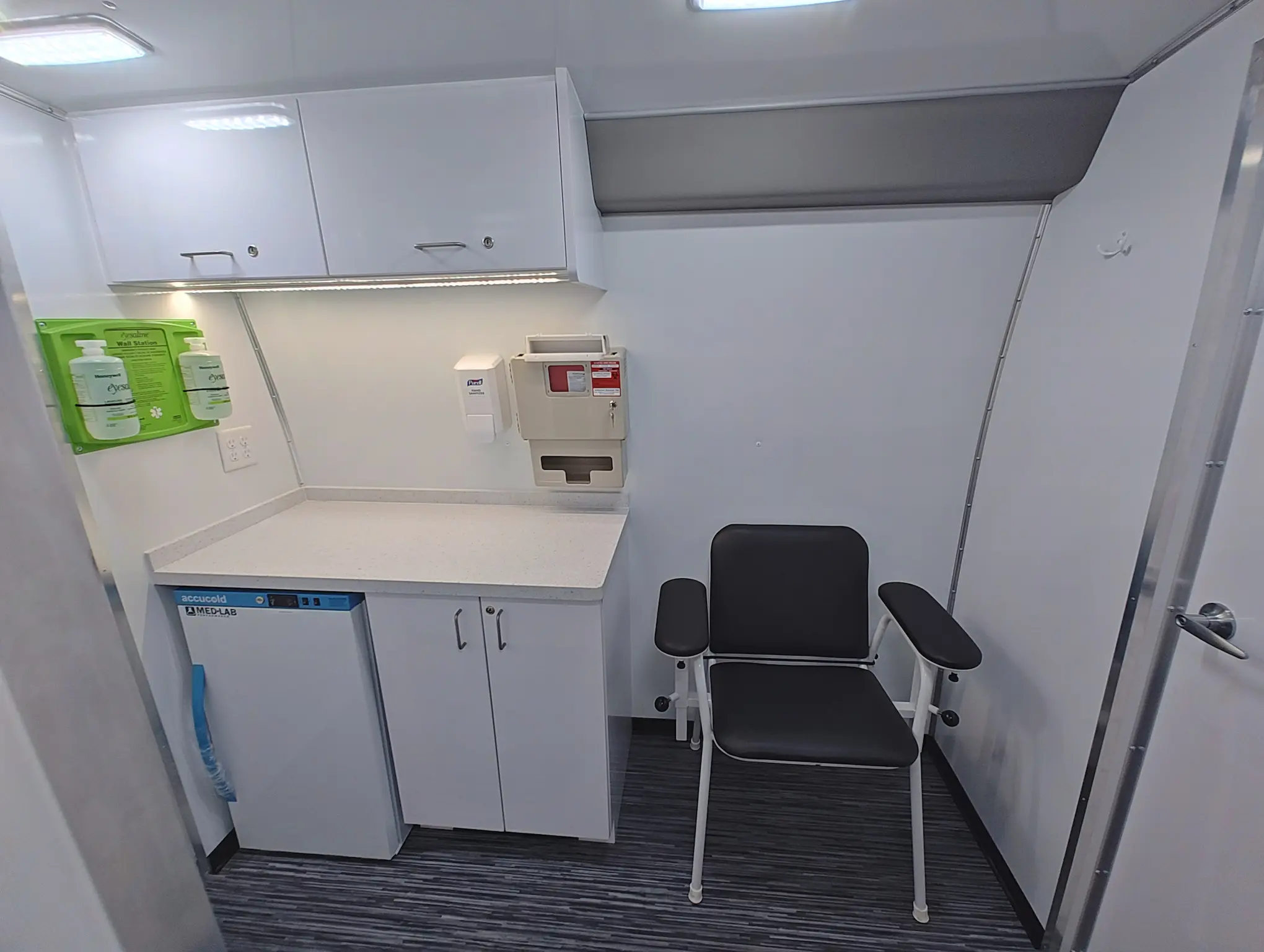 37ft three room ada mobile medical clinic