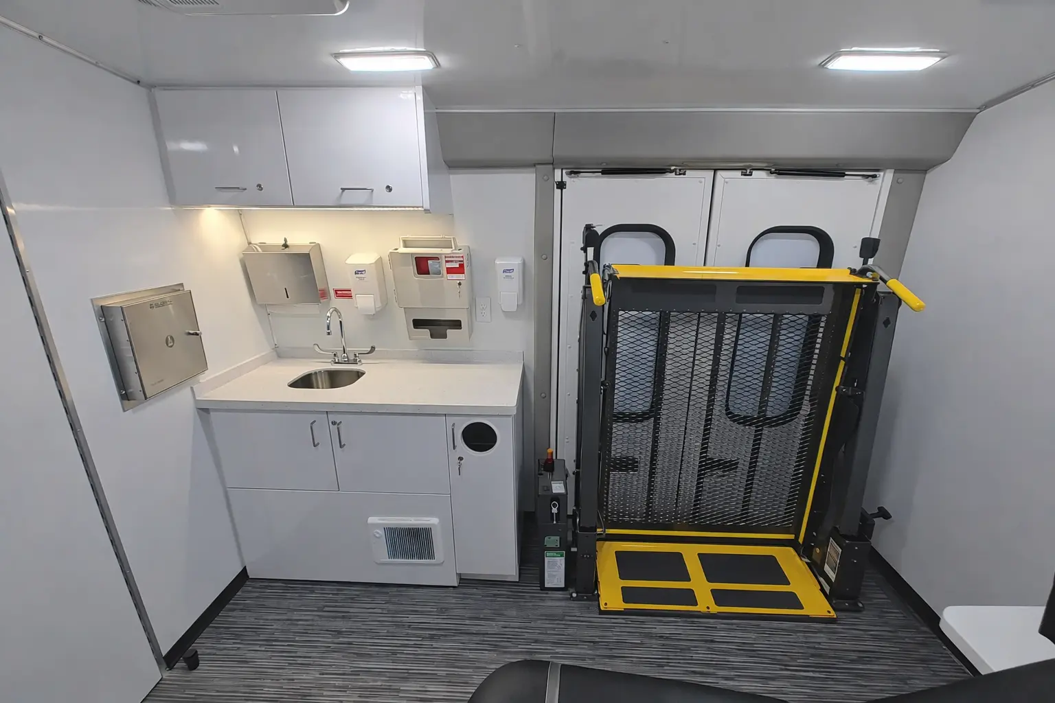 37ft three room ada mobile medical clinic