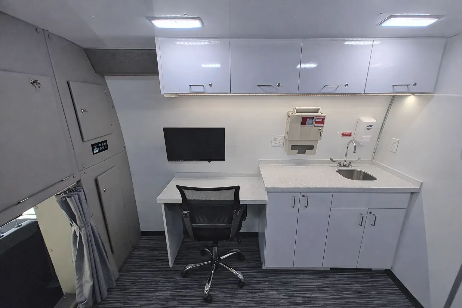 37ft three room ada mobile medical clinic