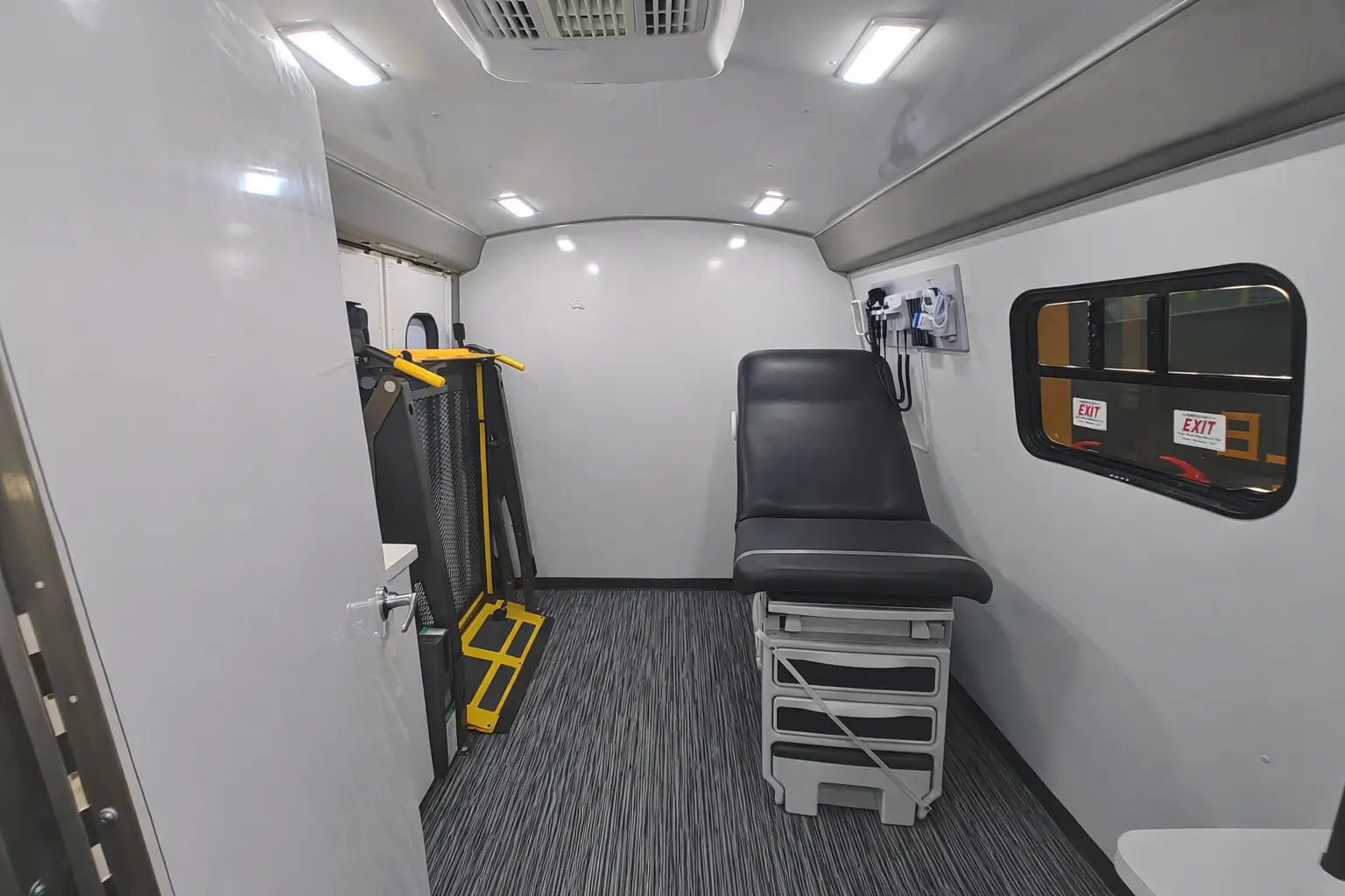 37ft three room ada mobile medical clinic