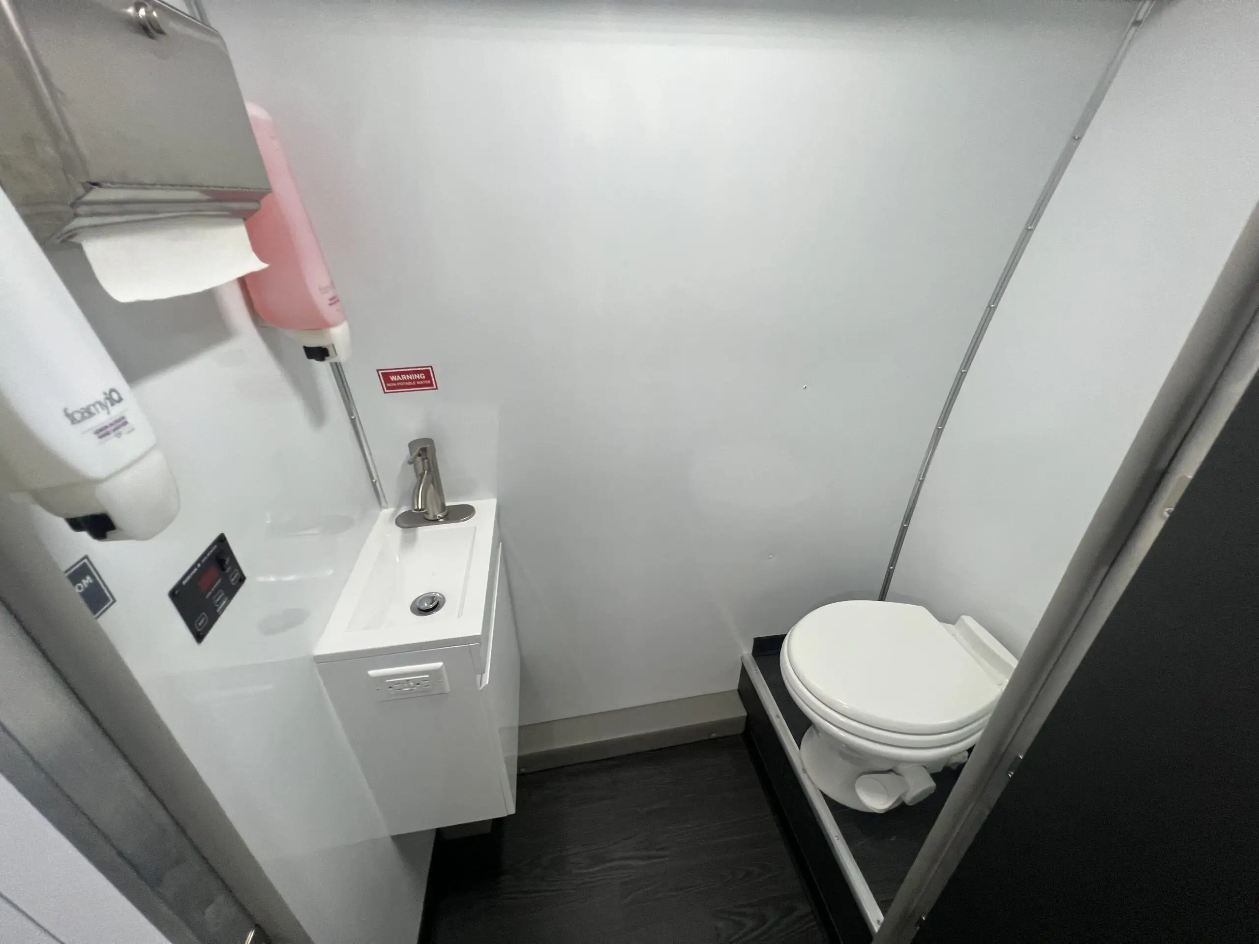 Two Room Mobile Dental Unit with Wheelchair Lift, Group L