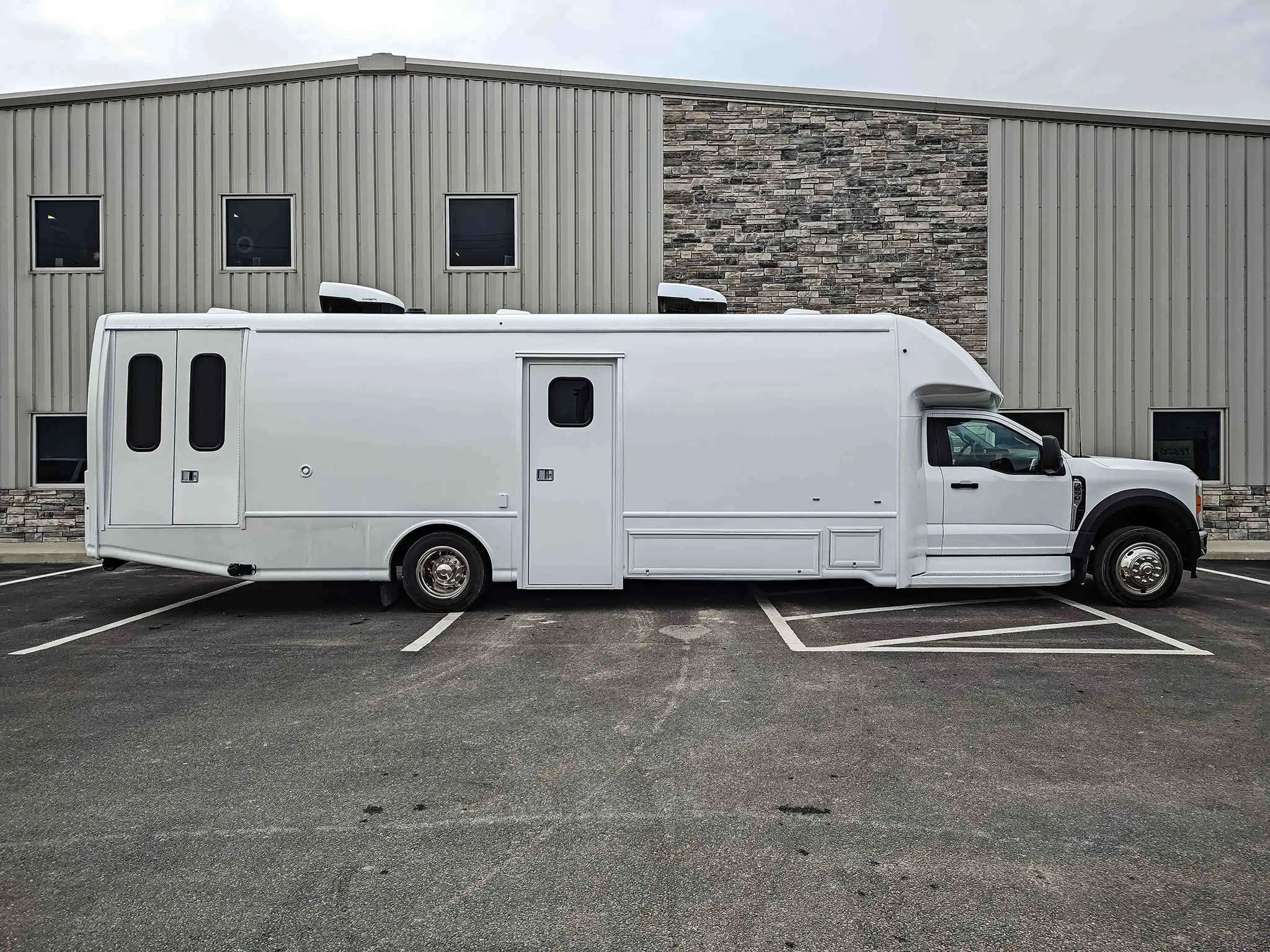 Two Room Mobile Dental Unit with Wheelchair Lift, Group L