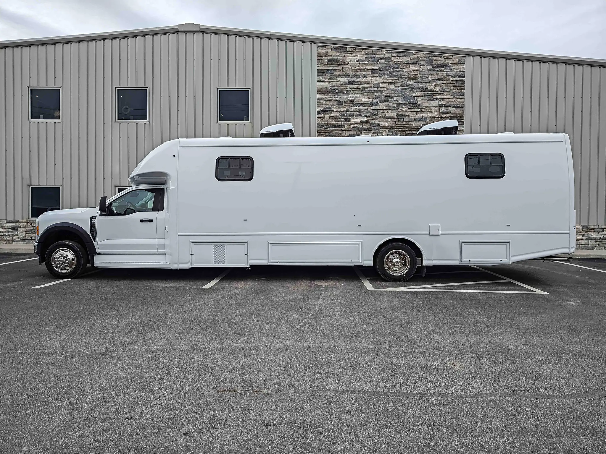 Two Room Mobile Dental Unit with Wheelchair Lift, Group L