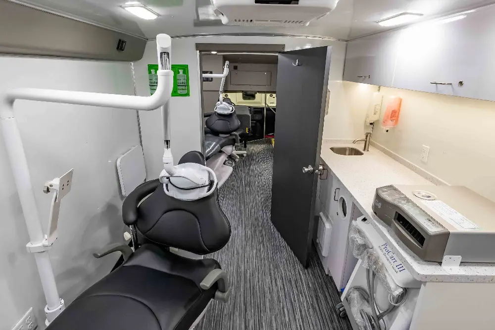 Mobile dental clinic unit with professional dental care equipment