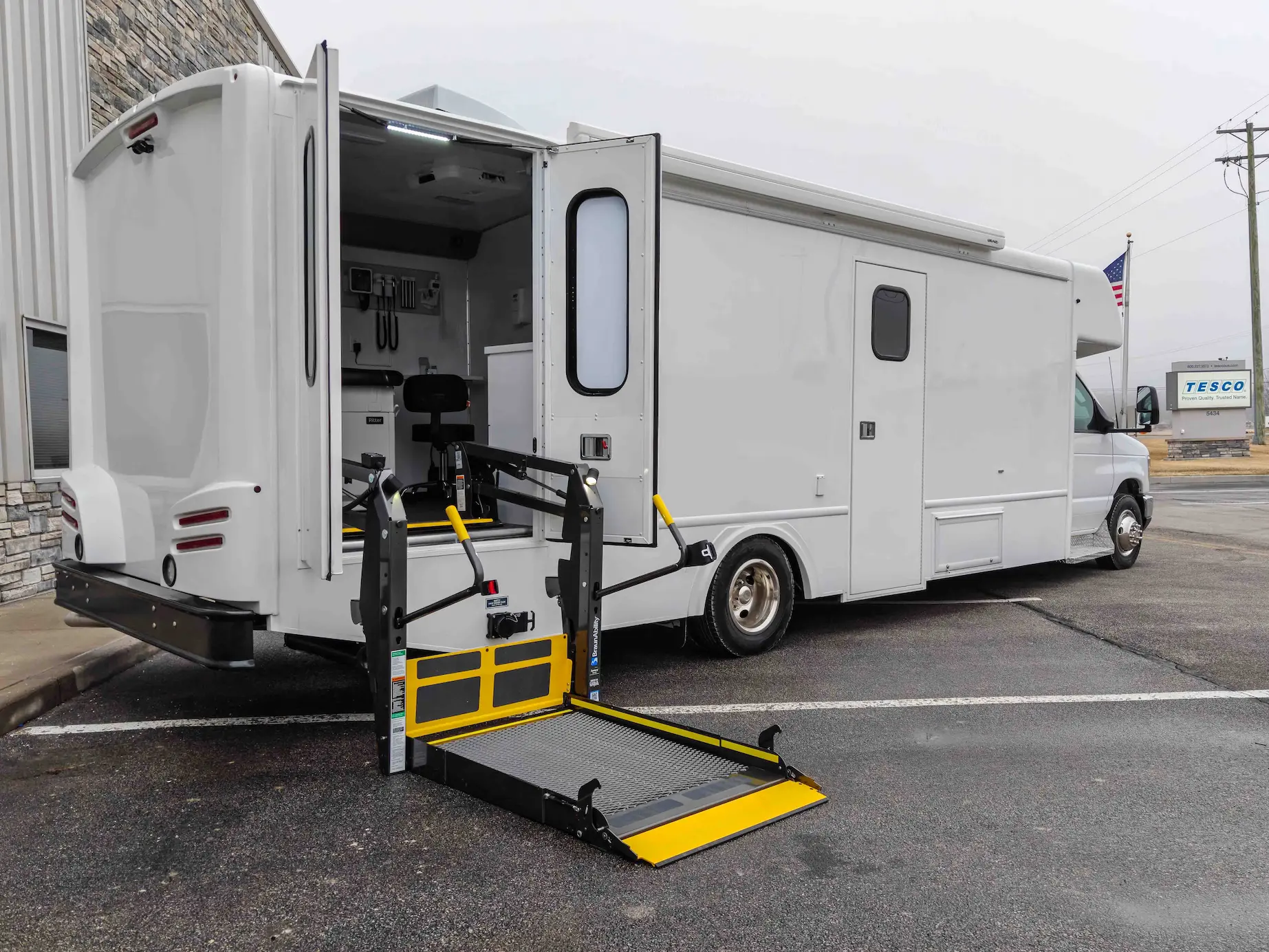 Lift of a 32-Foot Mobile Clinic, Group M